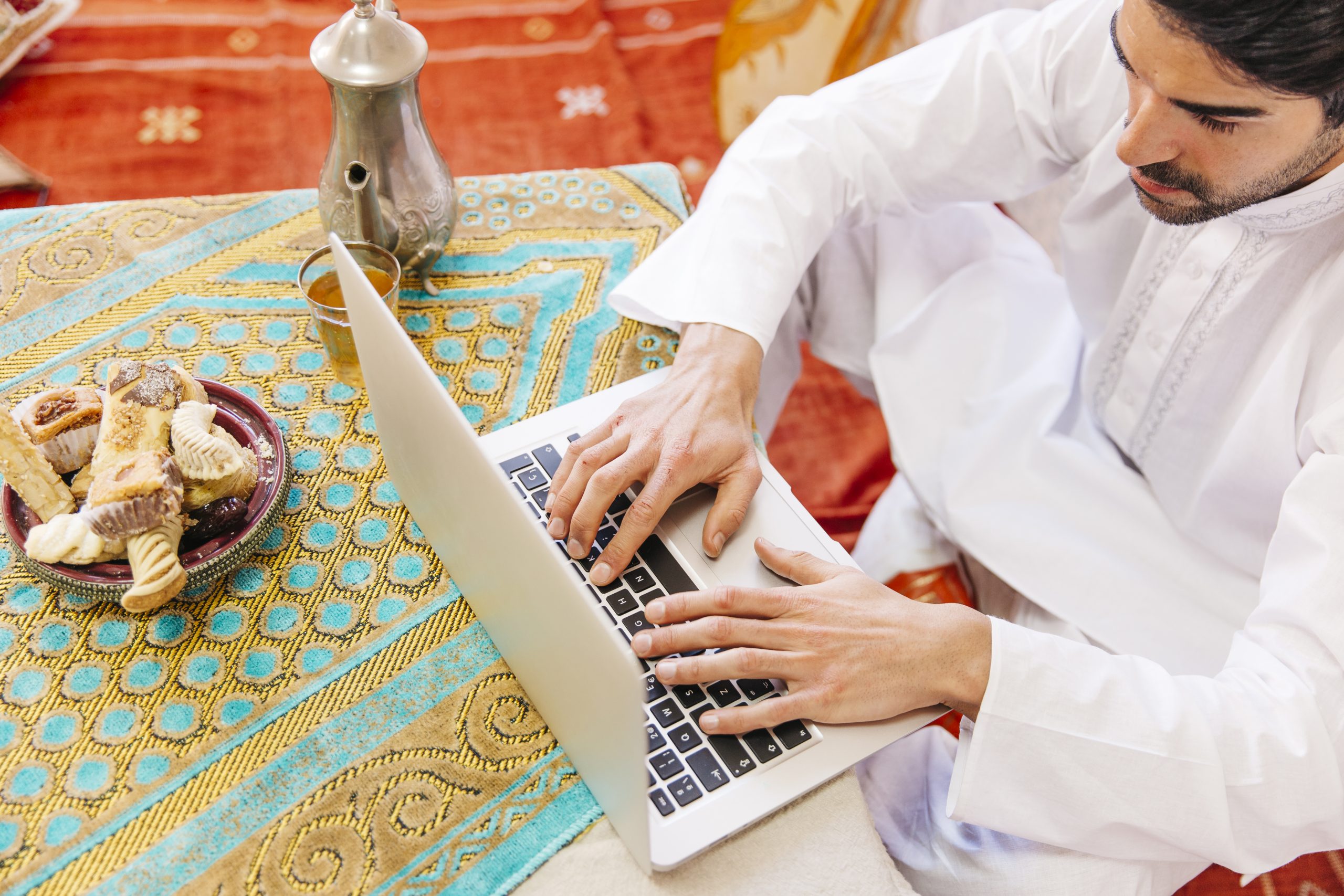 muslim-man-using-laptop